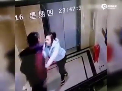 رجل يركل باب مصعد