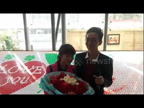 شاهد صيني يستخدم 3 آلاف مكعب روبيك لطلب يد حبيبته