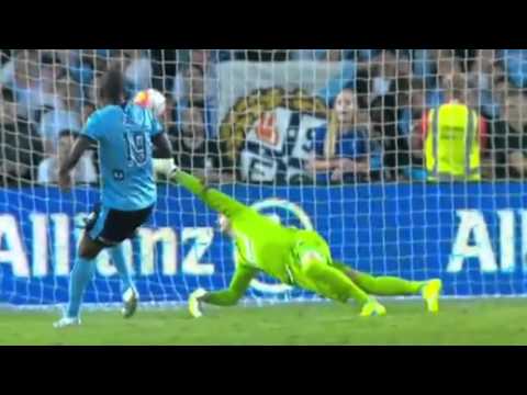 شاهد مدافعان يسببان كارثة بهدف في مرمى فريقهم