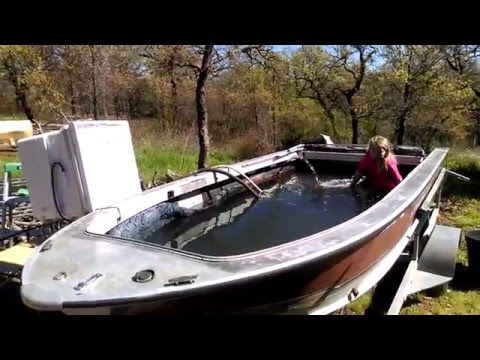 أميركي “فقير” يصنع حمام سباحة لابنته بقارب وغسالة قديمة