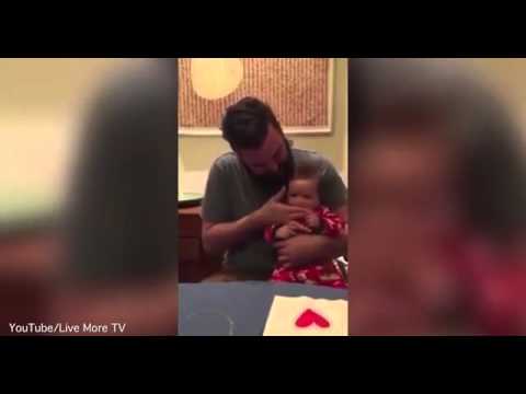 بالفيديو طفلة تشارك والدها العزف دون قصد