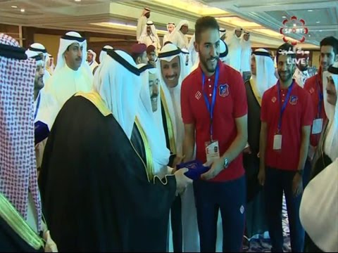 شاهد ياسين الصالحي يقابل الأمير الكويتي ويستلم الميدالية