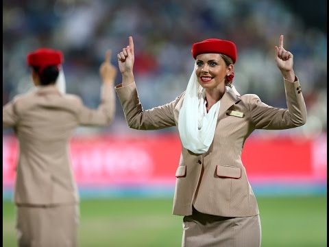 شاهد استعراض مبهر لمضيفات طيران الإمارات في ملعب كريكيت في الهند