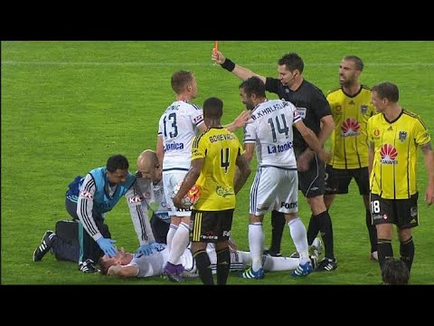 حكم أسترالى يطرد لاعب مصاب أثناء تلقيه العلاج