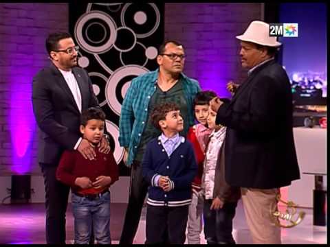 معق يستخدم العكاز في تمرير الكرات ويتفنن في التهديف