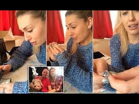 بالفيديو إنجليزية تضع رماد جثة زوجها فى خاتم وترتديه