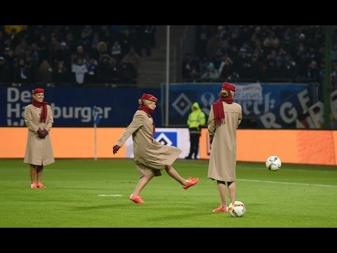 مضيفات طيران الإمارات يخترقن شباك ملعب فولكسبارك