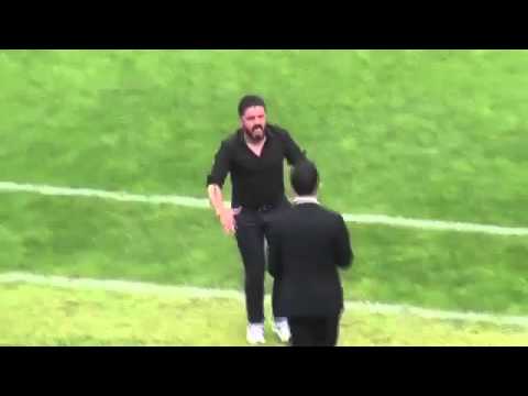 مدرب إيطالى يخرج عن شعوره ويضرب مساعده