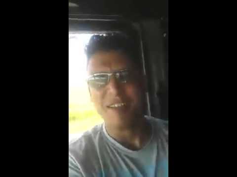 بالفيديو سائق حافلة كبيرة يقوم بأفعال متهورة على طريق سريع