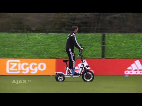 بالفيديو مدرب أياكس الهولندي يتابع تدريبات الفريق بـ”سكوتر”