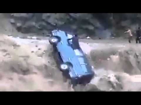 شاهد لحظة هروب ركاب من سيارة تجرفها المياه