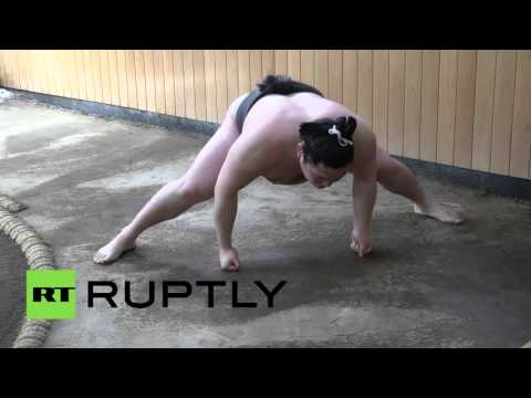 بالفيديو أناتولي ميخاخانوف أول مصارع روسي في مصارعة السومو في اليابان