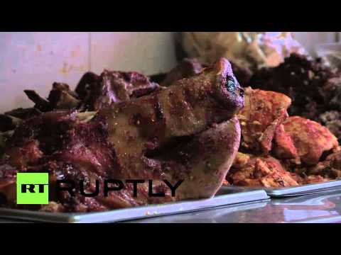 بالفيديو طهي رأس خنزير مستوحاة من شخصية المرشح الأميركي دونالد ترامب