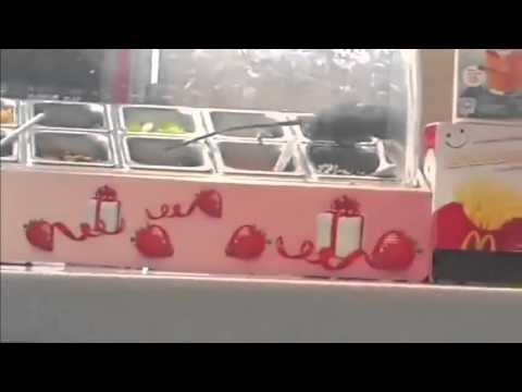 فيديو فأر صغير يتناول طعامه خلسة داخل ماكدونالدز