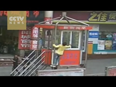 فيديو صيني يقتحم كشك شرطة مرور ليرتدي ملابس الضباط