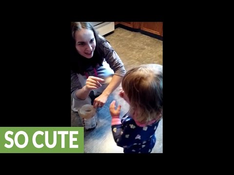 فيديو رد فعل طفلة تأكل الشيكولاتة للمرة الأولى