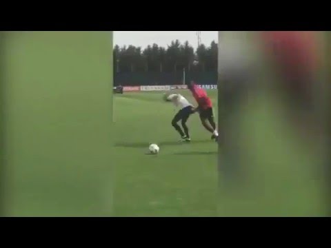 شاهد بوغبا يتحدى فتاة شقراء في تمرير الكرة بين أقدامها