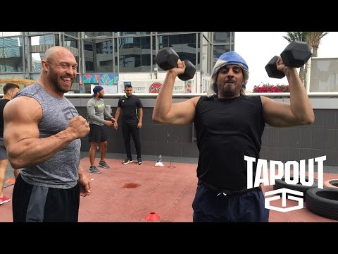 شاهد القاطرة البشرية “رايباك” يشرف على تدريب بعض الجماهير في دبي