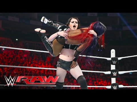 نتاليا يهزم تامينا سنوكا ونايومي وسمر راي وشارلوت في عرض الرو