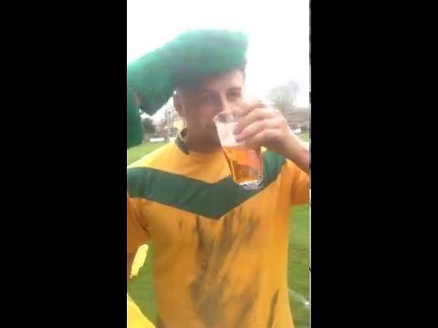 لاعب يشرب الخمر مع الجماهير