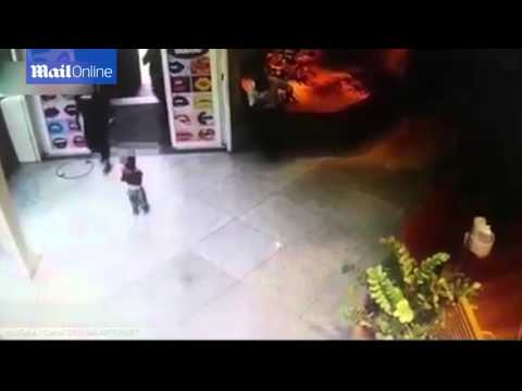 لحظة تخلي أبوين عن طفلهما داخل متجر