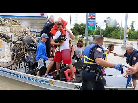 شاهد 8 قتلى وتضرر أكثر من 1000 منزل جراء الفيضانات في هيوستن