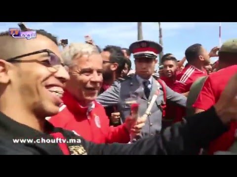 شاهد جماهير الوداد تستقبل اللاعبين بالورود في مطار محمد الخامس