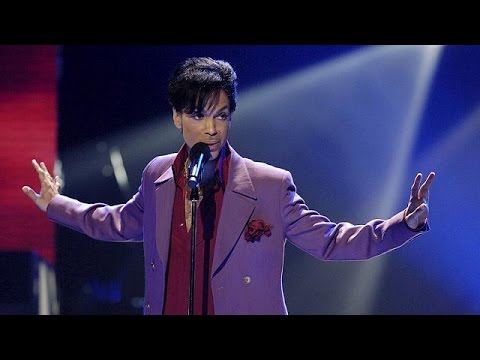 عشاق الفنان برينس يحيون ذكراه  بعد أن وفاته المنية