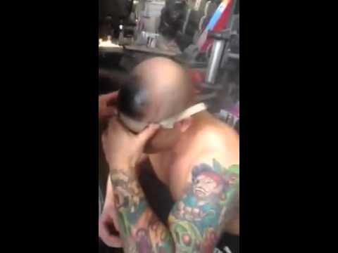 عمال يقنعون زميلهم “الأقرع” بوضع طلاء السيارات على رأسه