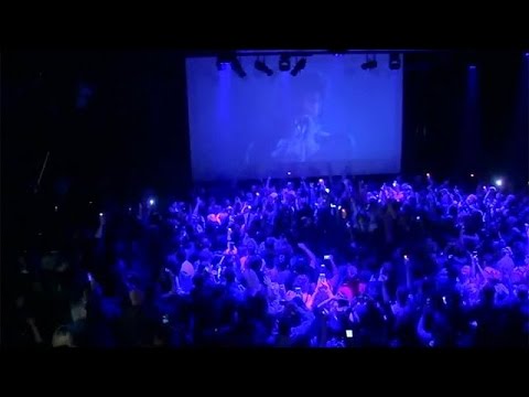 عشاق الفنان برينس يحيون ذكراه بترديد أغانيه والرقص