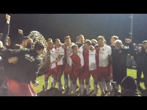 درع ضخم يعوق احتفال فريق إنكليزي بالفوز