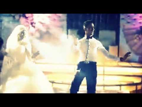 عريس يحيي حفل زفافه بوصلة رقص