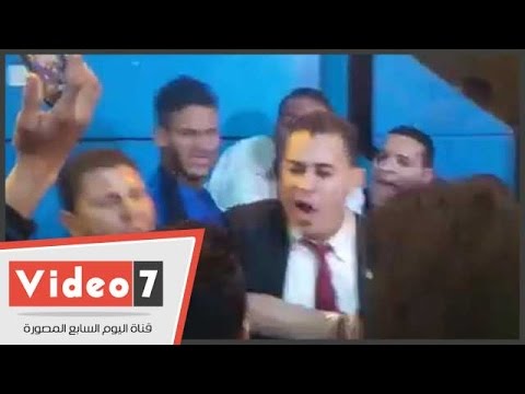 فيديو مشجع يطارد رمضان صبحي ويجذبه من شعره