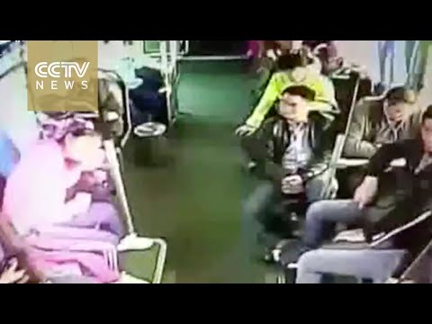 لحظة دخول شاحنة نفايات وسط حافلة ركاب