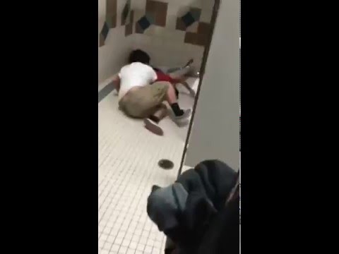 بالفيديو شاهد ماذا فعل طالبان داخل دورة مياه المدرسة