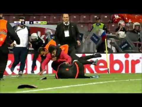 شاهد مشجع يقتحم مباراة ليعتدي على الحكم المساعد