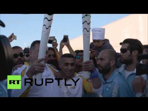 بالفيديو  السوري إبراهيم الحسين يحمل الشعلة الأولمبية في أثينا