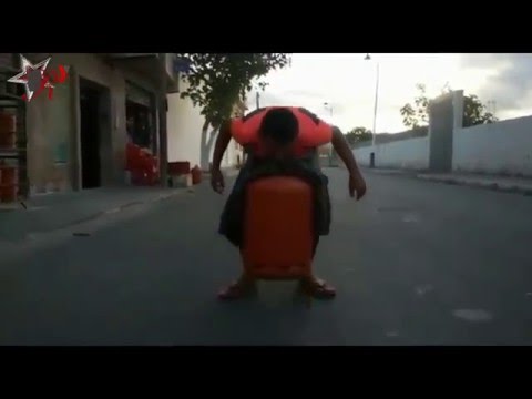 بالفيديو شاب مغربي يحمل أسطوانة بوتاغاز بأسنانه