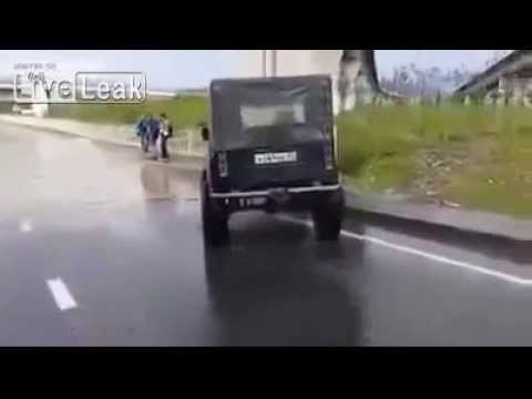 تهور سائق يغرق سيارة داخل بركة مياه