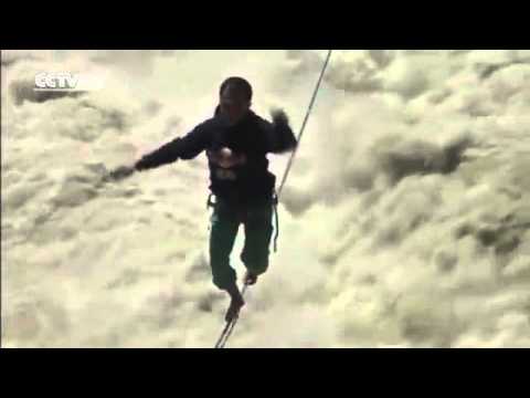 بالفيديو مغامر صيني يفقد توازنه أثناء سيره على الحبل