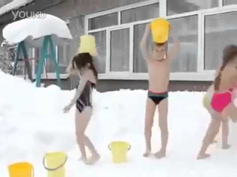 أطفال روسيون يستقبلون الثلج بـالمايوه