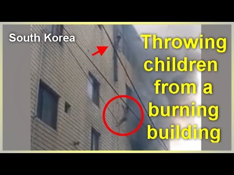 فيديو أم تلقي بأطفالها من الطابق الرابع