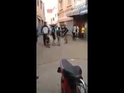 شاهد مختل عقليا يثير الرعب بسيف كبير