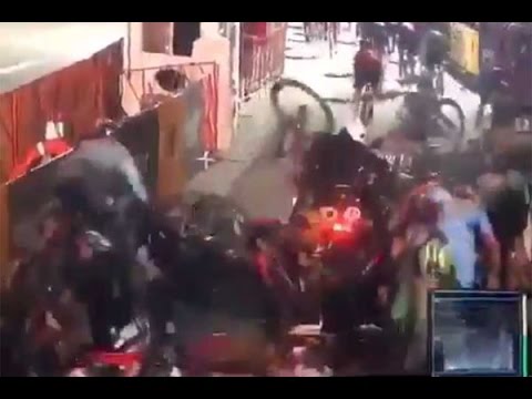 دراجة نارية تتسبب فى حادث جماعى بسباق دراجات هوائية