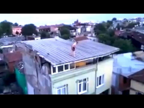 بالفيديو تركى يقفز من سطح منزله فى حمام سباحة من وحي خياله