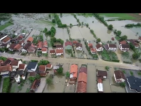 شاهد منازل وقرى البوسنة تغرق في مياه الفيضانات