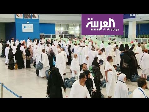 شاهد أجهزة إلكترونية تقرأ بيانات المعتمرين في مطار جدة